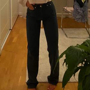 säljer dessa jeans pga för små för mig (min kompis som har på sig dem) storlek W 24 L 34. modell Rowe🖤 