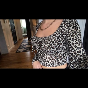 Topp - Jättesöt Leopardmönstrad topp i storlek S. Har dessutom en söt snörning framtill🤎
