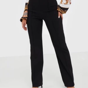 Nelly byxor - Säljer då jag köpte fel storlek. Storlek L, men skulle passa en M. Originalpris 400kr 