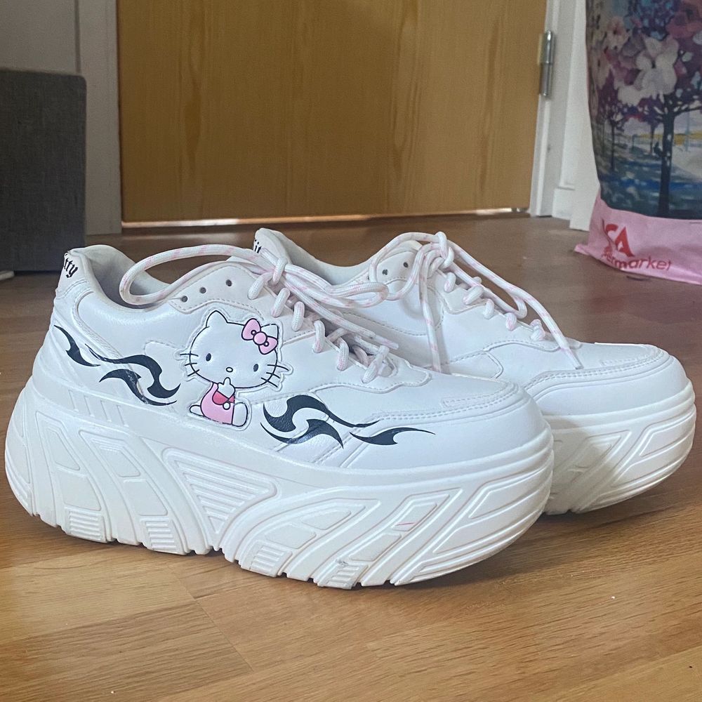 Jättefina hello Kitty platform/chunky skor i storlek 40! De är köpta på bershka och går inte att få tag på längre. Använda kanske 2 gånger och i väldigt bra skick! Skriv gärna för fler bilder/frågor:). Skor.
