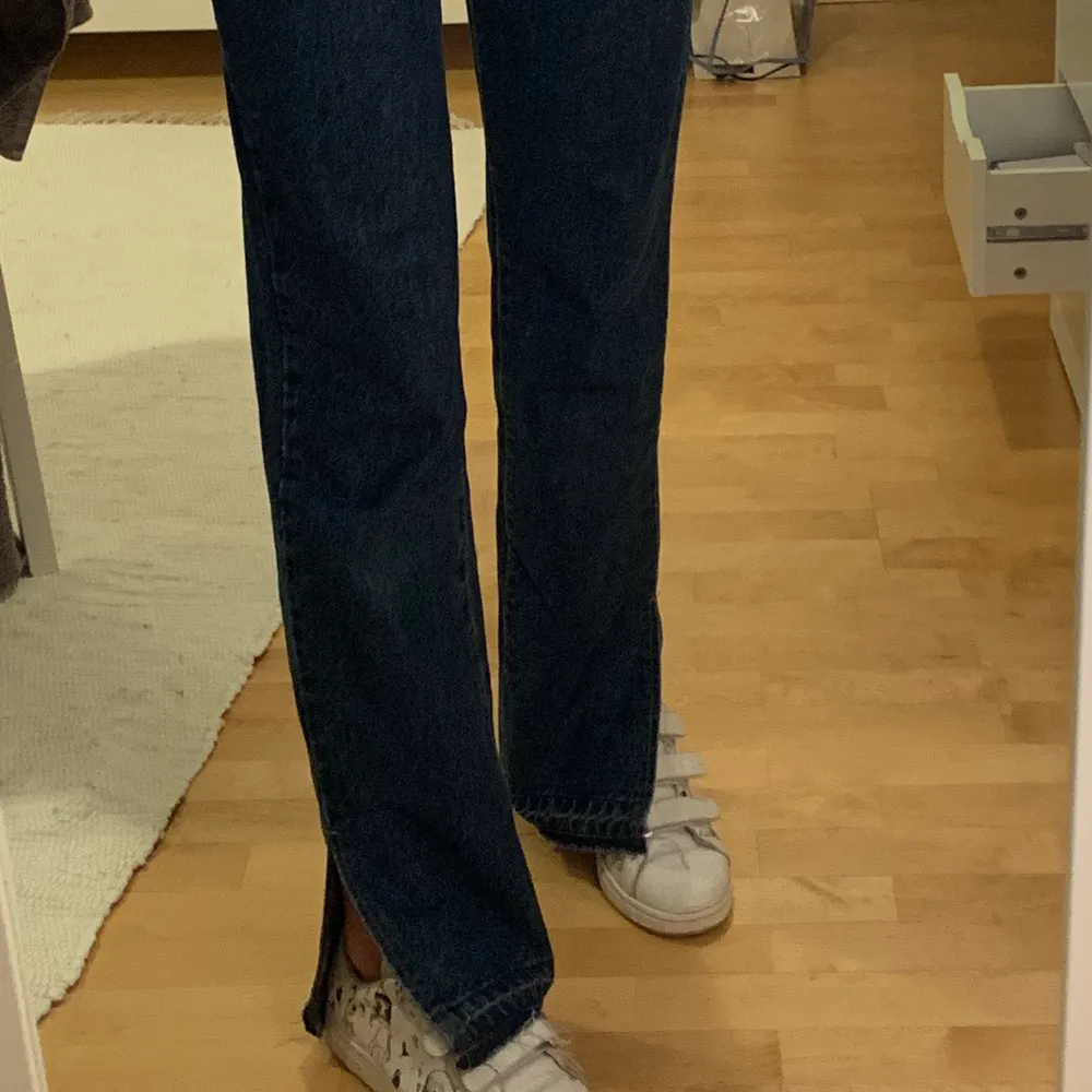 Supersnygga mörkblå jeans med slits från plt. Bra i längden på mig som är 177 och i toppenskick! Frakt 62kr. Jeans & Byxor.