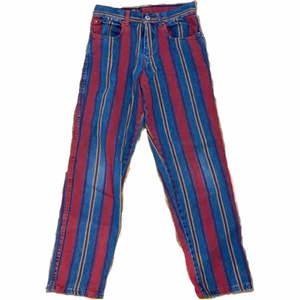 Randiga jeans - Randiga jeans i stl w24. Köptes på beyond retro för 400kr. Jätteledsen att behöva sälja dem, är för små. Är i gott skick!😊