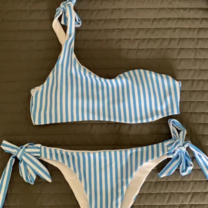 Randig bikini från shein strl s - 🐬blå vit randig bikini, ej stringtrosor. Aldrig använd! Säljes p.g.a att den är för stor för mig. 💕skriv vid frågor/ priset kan diskuteras 