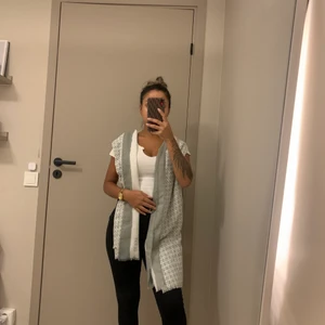 Scarf  - Scarf från guess, använd fåtal gånger. I fint skick. 