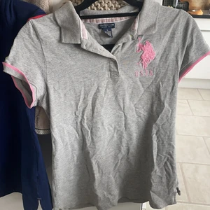 Polo t-shirt - Två äkta polo t-shirt i 2 olika fäger (insöpt i usa) storlek L men små i storlek säljer 1par/150 kr , båda paren för 250