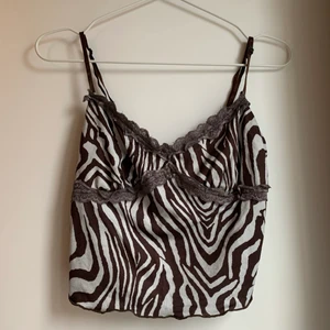 Shein zebra linne - Ett zebramönsterat linne som jag köpt här på plick! Står storlek M men passar bra på mig som har storlek S