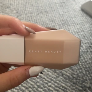 Fenty beauty  - Bluring skin tint fluide tiente, knappast andvänd, mer beskriving på sista bilden