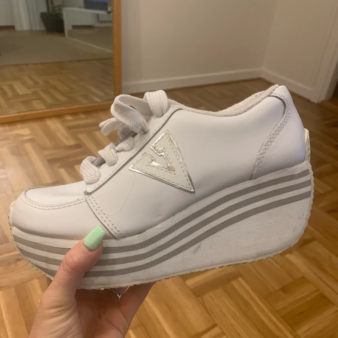 Volatile sneakers 37