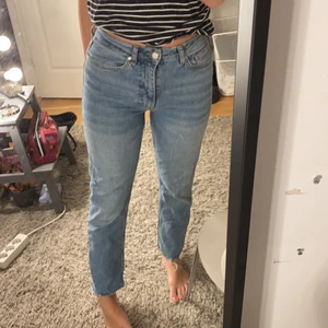 Jeans - Jättefina jeans, lågmidjade o går ner till anklarna, med hål vid rumpan