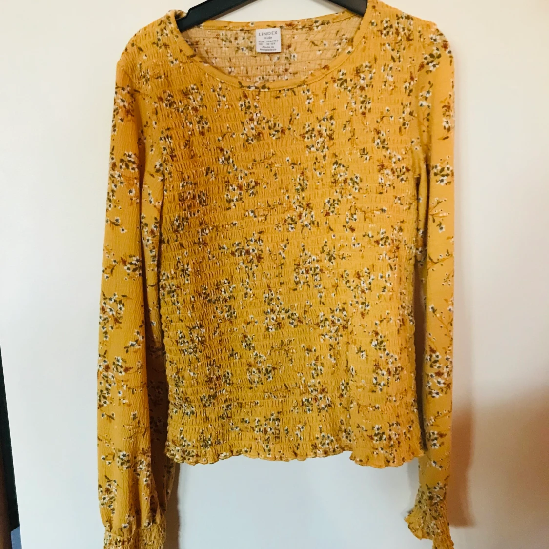 Gul blommig tröja  - 90
