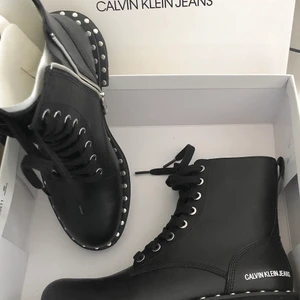 Calvin Klein boots - Riktigt snygga kängor som inte kommit till användning! Använt dessa 1 gång så dom är som nya. Storlek 38.