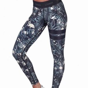 Stronger flamingo tights - Säljer dessa jättefina träningstights från Stronger som inte finns i deras sortiment längre!💘 De är i storlek xxs men passar också för mig som har xs. Nypris: 799, säljer för 150!💞💞 Köparen står för frakten!