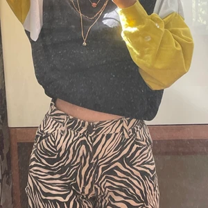 80-tal vibe sweatshirt  - Här har vi en sweatshirt från hm i storlek xs, men den e oversized så funkar även på folk som brukar ha s