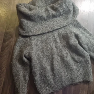 Jättevarm stickad tröja - Varm tröja! Har klippt bort storleken men troligtvis en m. Passar nog de flesta... så skön. Använd men inte utsliten.