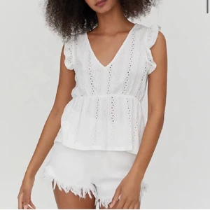 Sommartröja  - Säljer denna snygga sommartröjan, endast provad och i helt nyskick💕 180kr + frakt