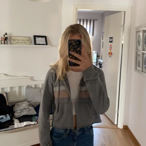 Hollister zip up hoddie  - En grå ganska kort zip up hoddie från hollister