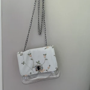 Vit väska  - Jättefin vit väska som tyvärr inte kommer till användning. 