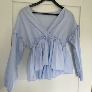 Blå Zara blus - Blus från Zara i storlek S. Frakt tillkommer om du inte bor i Varberg.