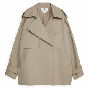 Arket short trenchcoat  - Hej, tänkte sälja min trench från arket! Köpt förra våren, knappt använd. Sista bilden är lånad från Lovisa bankman. Köparen står för frakten! Nypris på jackan är 1500💓