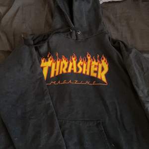 Säljer nu min älskade äkta thrasher hoodie! Den är väl använd och säljer pga jag har en grå likadan. Det man ser på sista bilden är det enda tecknet på att hoodien är väl använd, annars är den som ny! 