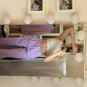 Lila kostymbyxor! - Fina Kostymbyxor, sitter bra i midjan på mig men är lite för långa, otroligt fin färg och snygg modell!🥰Passar en lite längre person (jag är 160cm), men går såklart att du upp!