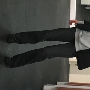 Zara 90s jeans full length strl 38  - Gråa snygga jeans från Zara i storlek 38. Jeansen är i bra skick och finns inga synliga defekter, perfekt färg för hösten. Byxorna är mid Rise.