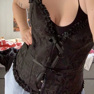 Korsett - Köpt här på plick men säljaren skrev att den skulle passa m men när jag fick hem den så var den i XXL, skulle tänka mig att den skulle passa en som har L dock... Skickar gärna fler bilder om det behövs, jag kan bjuda på frakten