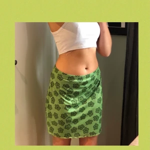 Söt kjol - Söt kjol från shein ( för 59kr)  som jag fick i födelsedagspresent i sommras men aldrig använde, storlek L men min syster på bilden är mer som en S och hon fick på sig den, så det beror väll på hur man vill att den ska sitta💕 köpare står för frakt 