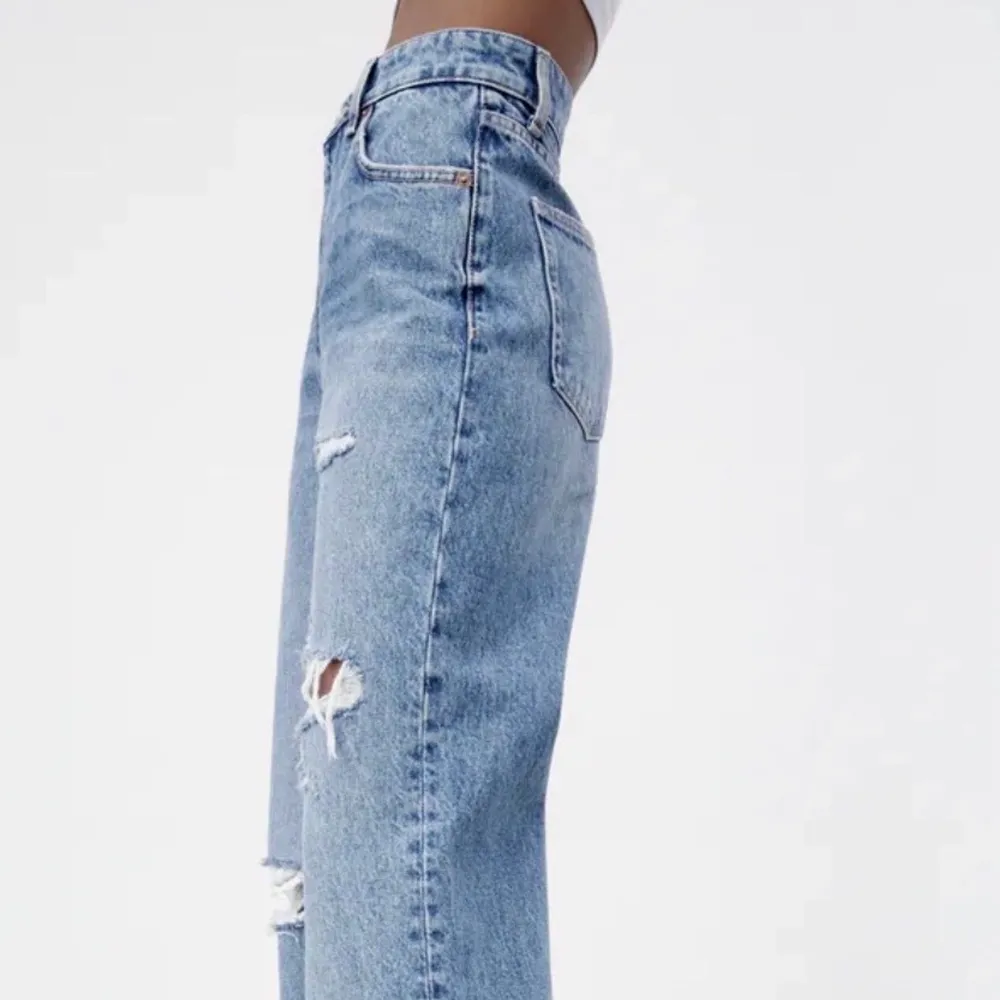 Säljer mina Zara jeans pågrund av att dom knappt kommer till användning. Jätte fina följer ens kroppsbyggnad. Det är storlek XS men jag som har S i vanliga fall passar dom bra på. . Jeans & Byxor.