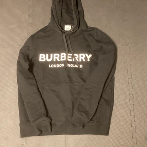 Burrbery hoodie unisex - Säljer min helt oanvända burrbery hoodie, med lapp och äkhets sertifikat, säljer tröjan då den är lite för stor, den passar både M men även S som lite ”over size”. Tröjan är ca 3månader gammal och endast använd 2 gånger. Tröjan passar både herr och dam men går som herr modell. Bud börjar på 1500 men kan köpas direkt för 2000kr 