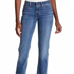 Säljer dessa Levi’s jeans i modellen 714 STRAIGHT i storlek W25 X L30. Köpta här på Plick men är i fint skick. Jag har endast använt dem en gång då de blev för små. Frakten ingår inte i priset. Kom privat för fler bilder.