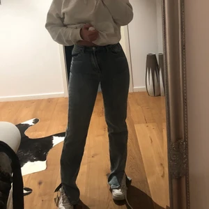 Jeans med slit - Jeans med slit från PLT💞 Small/medium, köpte står för frak