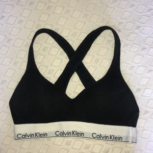 Svart Calvin Klein bralette - Hej! Säljer en svart bralette med push up från Calvin Klein, storlek S. Sparsamt använd, i nyskick! Fraktar eller möts upp💗 Högsta bud just nu: 200kr!