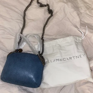Stella McCartney  - Säljer min helt nya stella mc väska, plasten är till och med kvar på kjedjan, storlek mini. Dustbag medföljer. Ny pris på väskan är 4400kr, kom med bud privat till mig