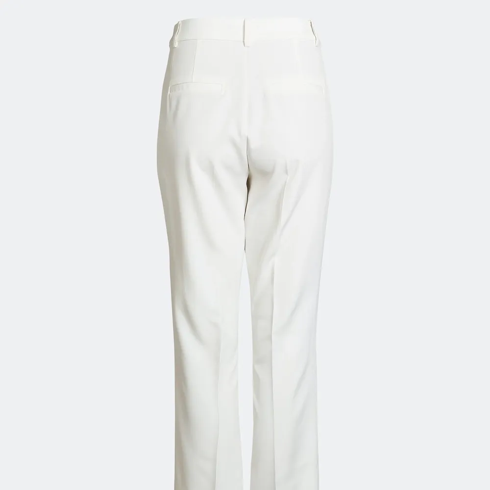 Vita kostymbyxor strl 38 från Bikbok. Aldrig använda pga för små för mig. Nyskick. Köparen står för frakten på 60kr. Jeans & Byxor.