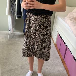 Säljer denna fina kjol från Lindex i leopard mönster som är i fint skick och går att knyta högst upp