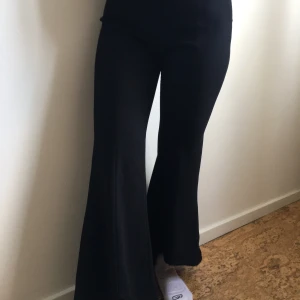 Byxor med volang - Stiliga byxor från Zara Woman säljes. Säljes så de inte kommer till användning för mig 😊   Nyskick