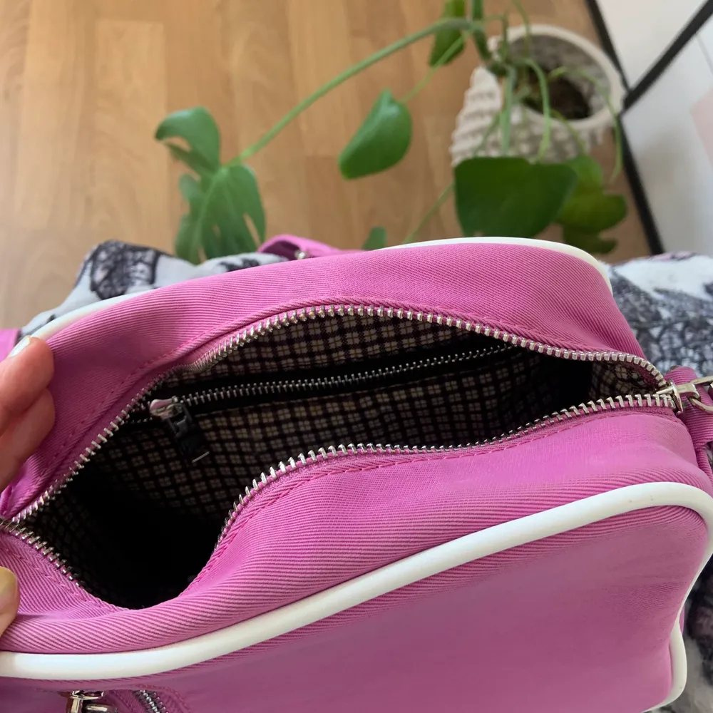 Fin rosa väska från HVISK. Jättefint skick förutom att ena ”örat” gått av (se sista bilden) så där har jag sytt dit en vit istället. Jag betalade 749 kr för den. Väskor.