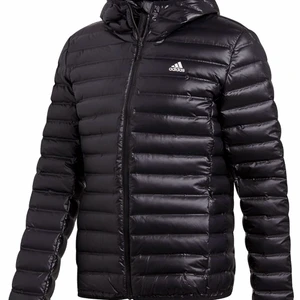 Adidas dun jacka - Haft i 1 år men känns som ny, andvänder inte mer o slutade andvända efter några veckor föra året