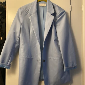 Oversize blazer  - Blå overzise blazer från ASOS, aldrig använd, passar de flesta storlekar beroende på hur man vill att den ska sitta💫