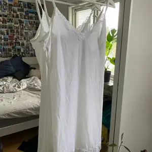 En fin vit nattline/klänning från Lindex🌸 Frakt ingår! Väldigt genomskinlig!
