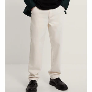 Zara jeans - Helt oanvända straight fit jeans för herr från zara. Byxorna har prislapp kvar och är helt oanvända för att returdatumet gick ut. Byxorna är helt slutsålda överallt och hoppas därför att någon intresserad skulle vilja köpa de av mig istället:) De är i storlek 44 och skulle enligt mig passa någon med strl 34 i andra jeans t.ex Levis. 