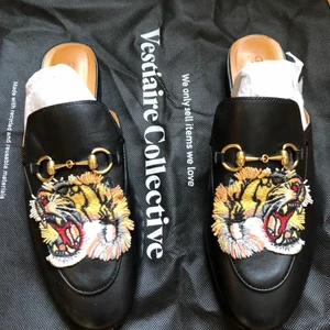 Gucci Princetown mules 40 - Grymt snygga Gucci Princetown stl EU 40, men skulle säja att dom är små i storleken, mer som 39. Inköpta på Vestiaire collective, men tyvärr för små för mig. Använda men i fint skick.