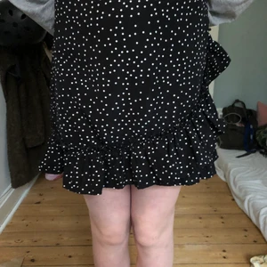 Prickig volang kjol - Fin prickig volangkjol. Den är köpt här på Plick och är i nyskick. Står ej för postens slarv🤎🤍🖤