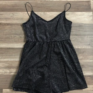 Playsuit  - Glittrig playsuit från h&m i storlek S, använd en gång! Skriv för intresse! 