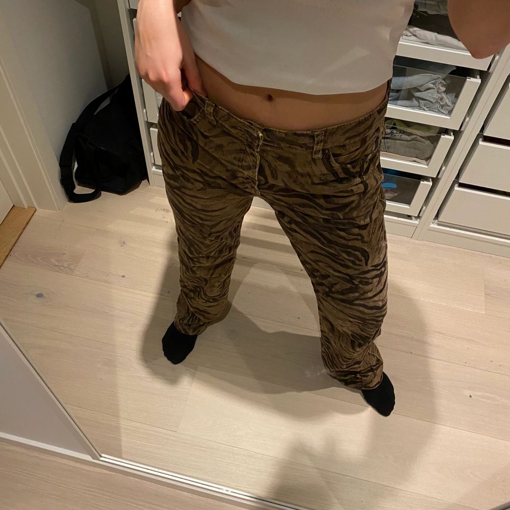 Ett par bruna zebra byxor i ett mjukt material och är lite manchester aktikt. Dom är i storlek L men passar mig som är storlek M/S och sitter perfekt om man vill ha dom lite ”baggy” Byxorna är i ett bra skick☺️ Skriv för mer bilder eller om du är intresserad💕. Jeans & Byxor.