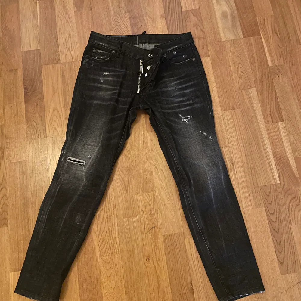 Ett par dsquared jeans som är köpta från deras egna hemsida. Byxorna är använda en gång och är som nya. Köpta för 3600. Jeans & Byxor.
