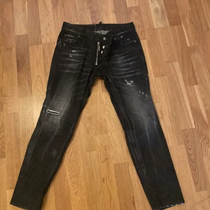 Dsquared2 - Ett par dsquared jeans som är köpta från deras egna hemsida. Byxorna är använda en gång och är som nya. Köpta för 3600