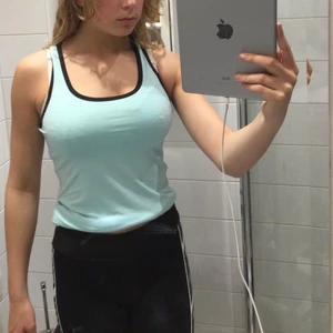 En träningströja i stl S - En blå/svart träningströja som är väldigt skön att både träna i men även bara chilla runt i❤️🥰