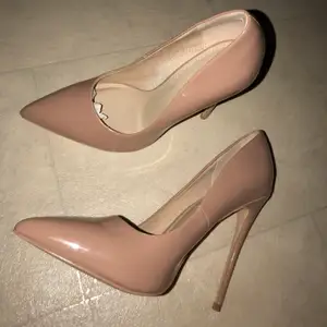 Helt nya och oanvända, strl 38, 12 cm höga, nude/ beige färg  